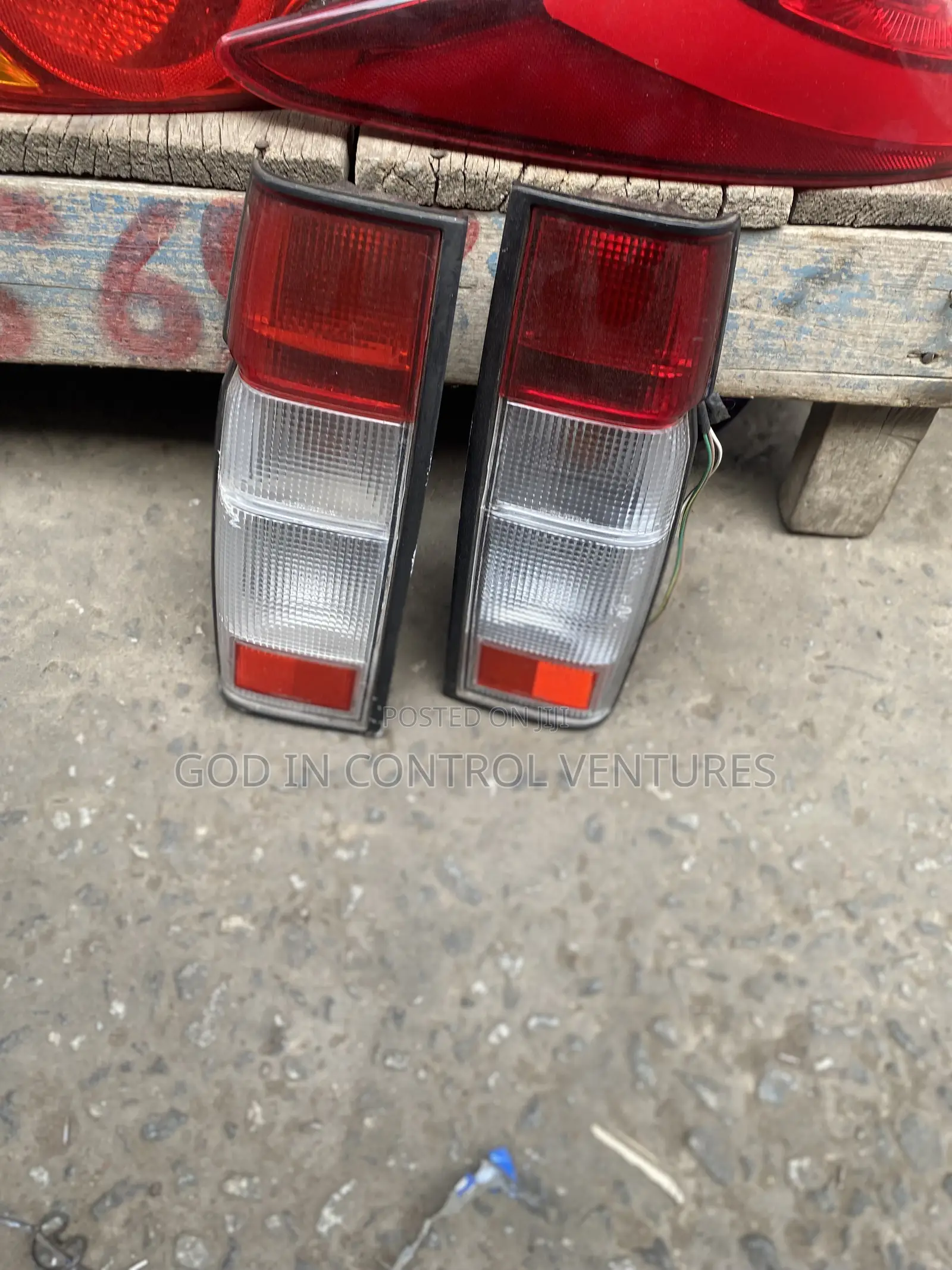Nissan Pick-Up Tail Light Pair