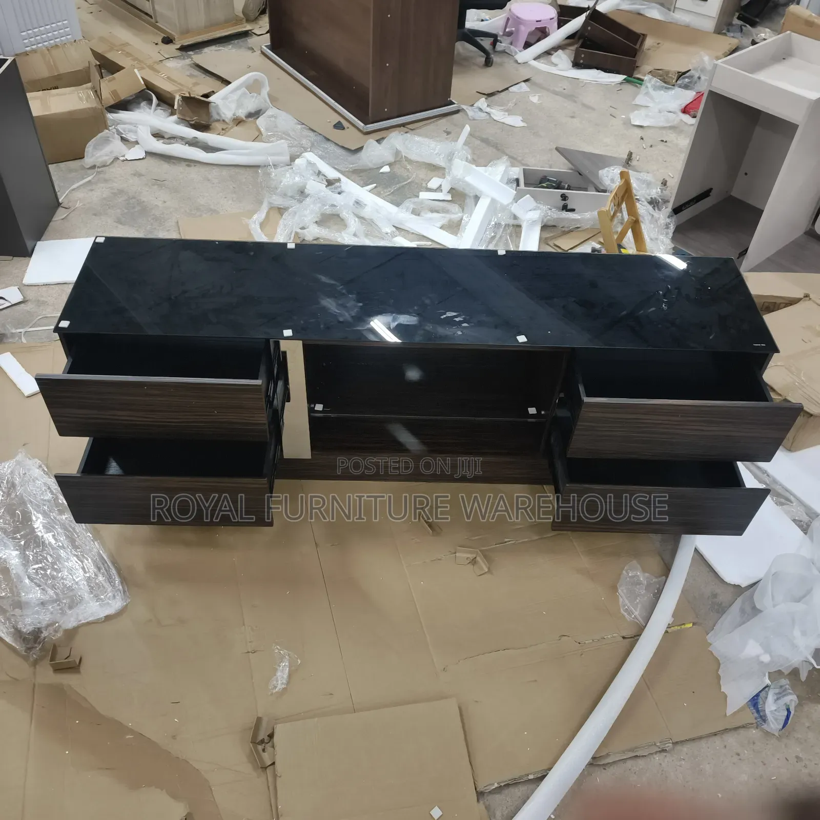 Executive Foreign Tv Stand