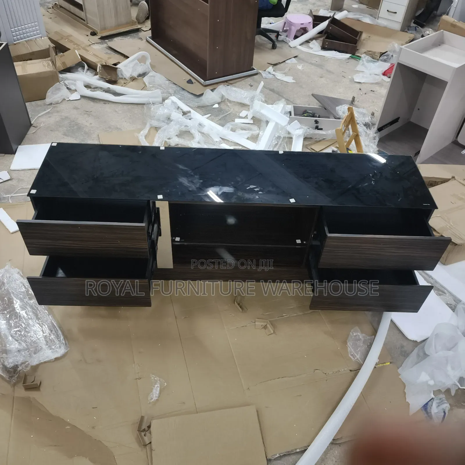 Executive Foreign Tv Stand