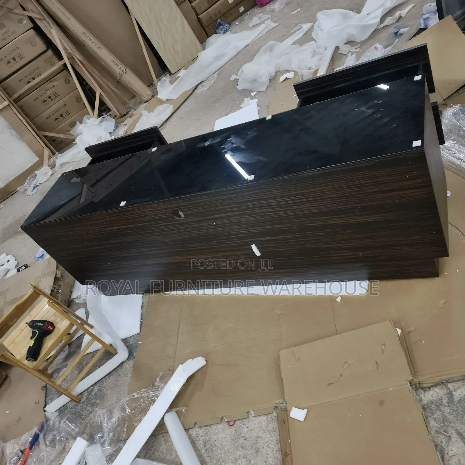 Executive Foreign Tv Stand