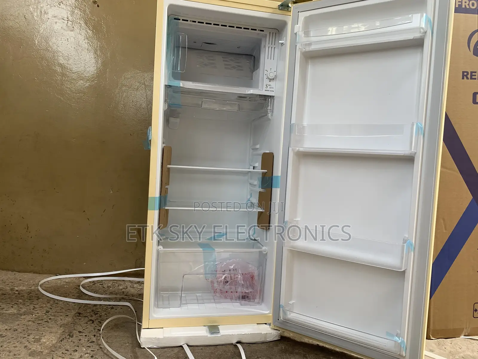 Well Made Pearl 176litres Top Freezer Fridge