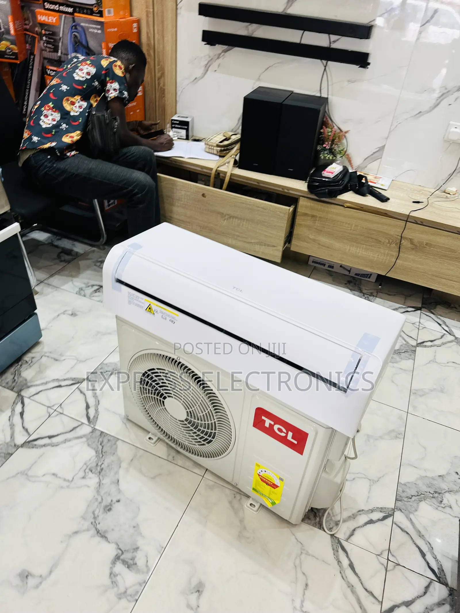 Eco Mode Function Sleek TCL 1.5hp Split R410 Gas  TCL