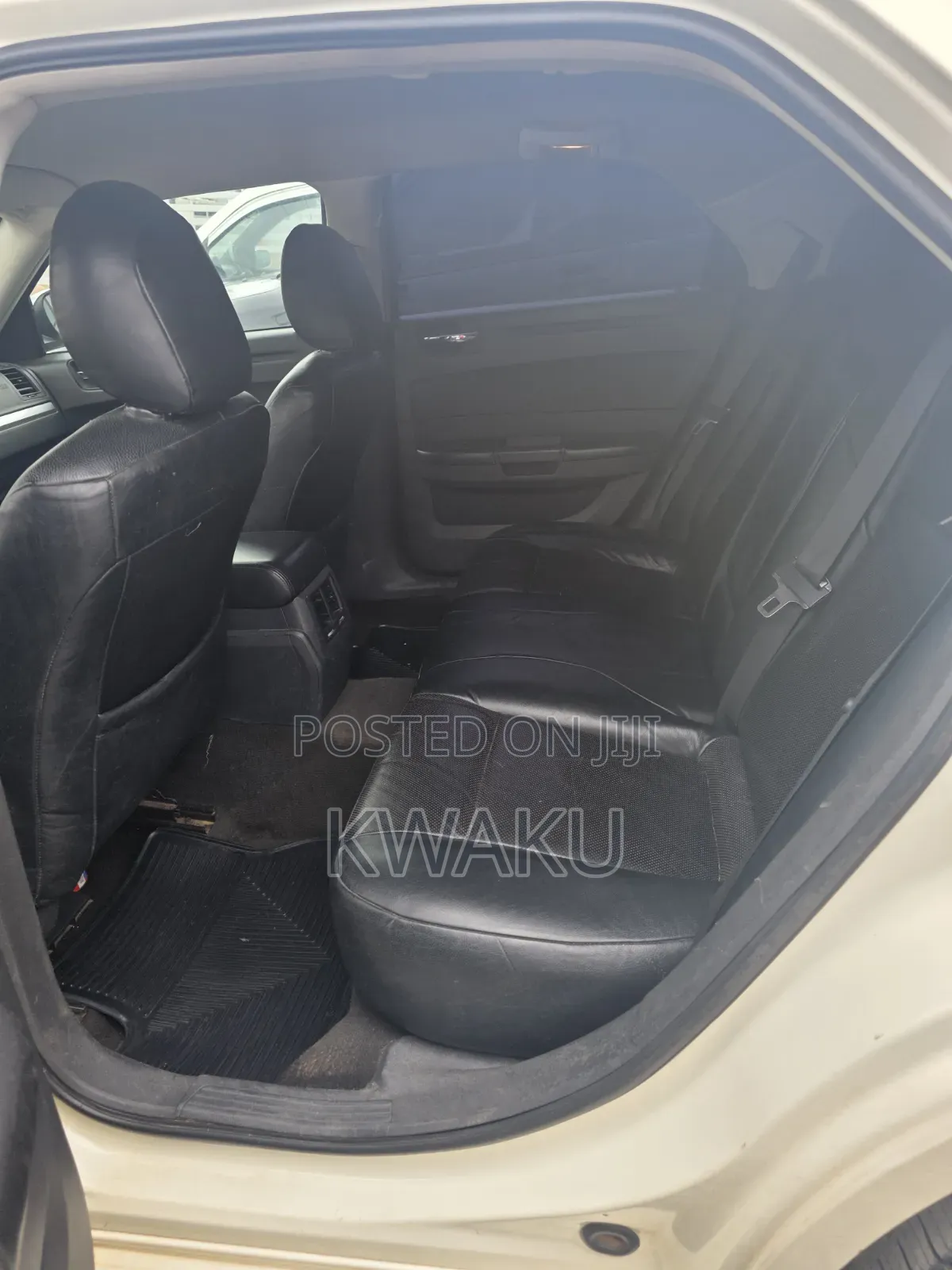 Chrysler 300 2010 Off white