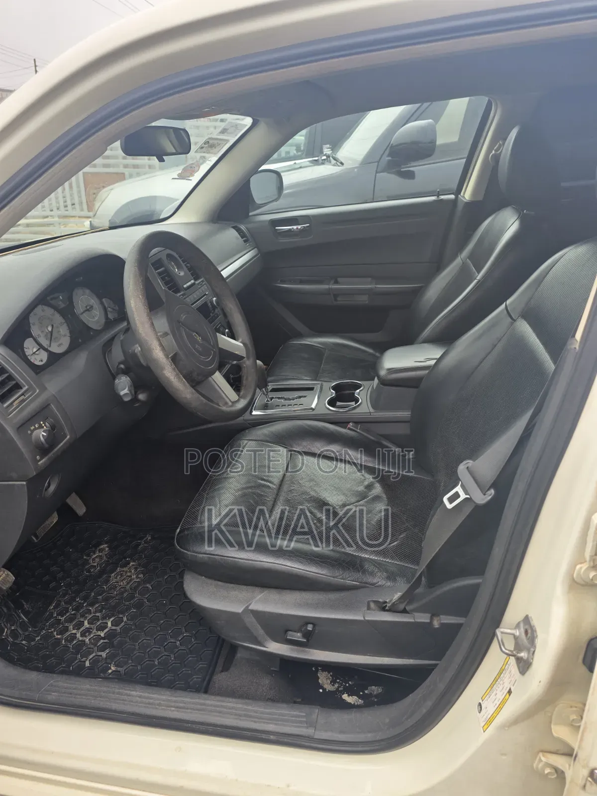 Chrysler 300 2010 Off white