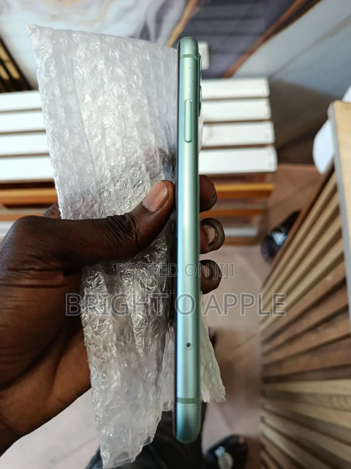 New Apple iPhone 11 64 GB Green