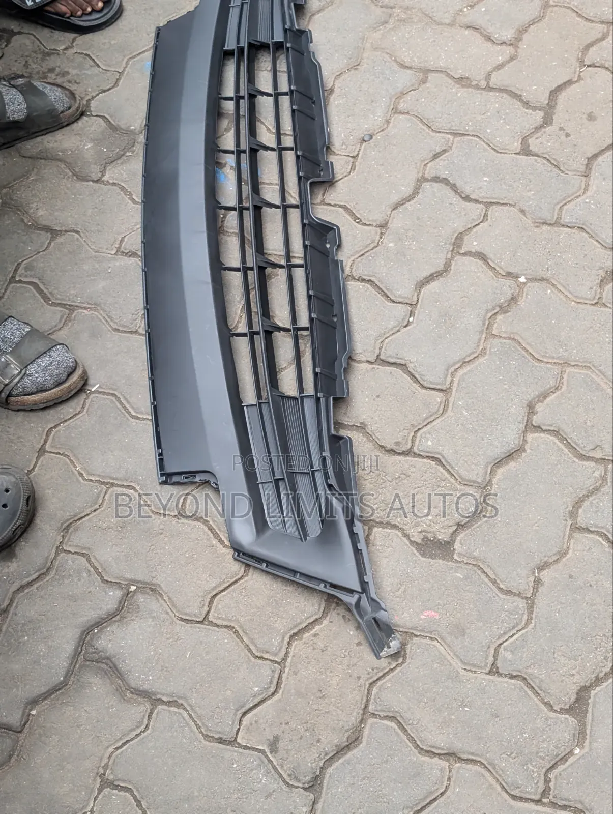 Toyota Rav4 2016,2017,2018 Down Bumper Grille / Shell Le