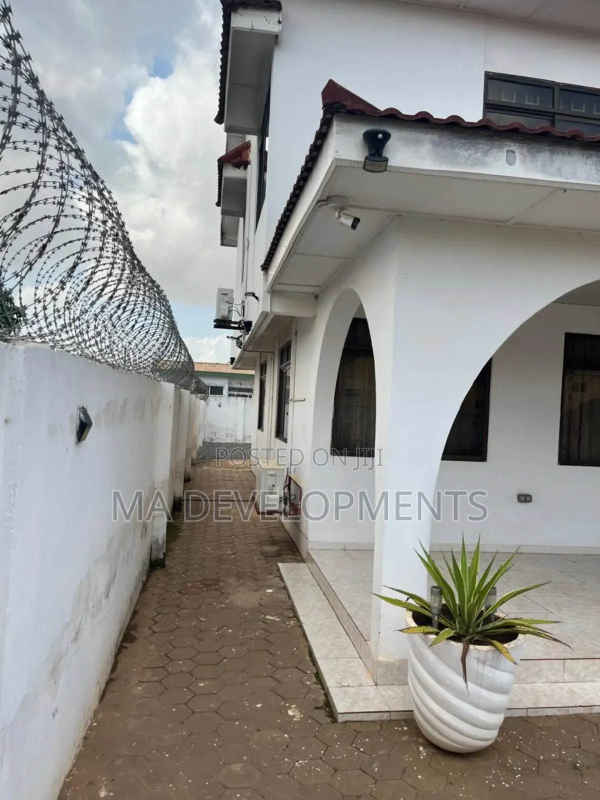 5bdrm House in Lashibi for sale