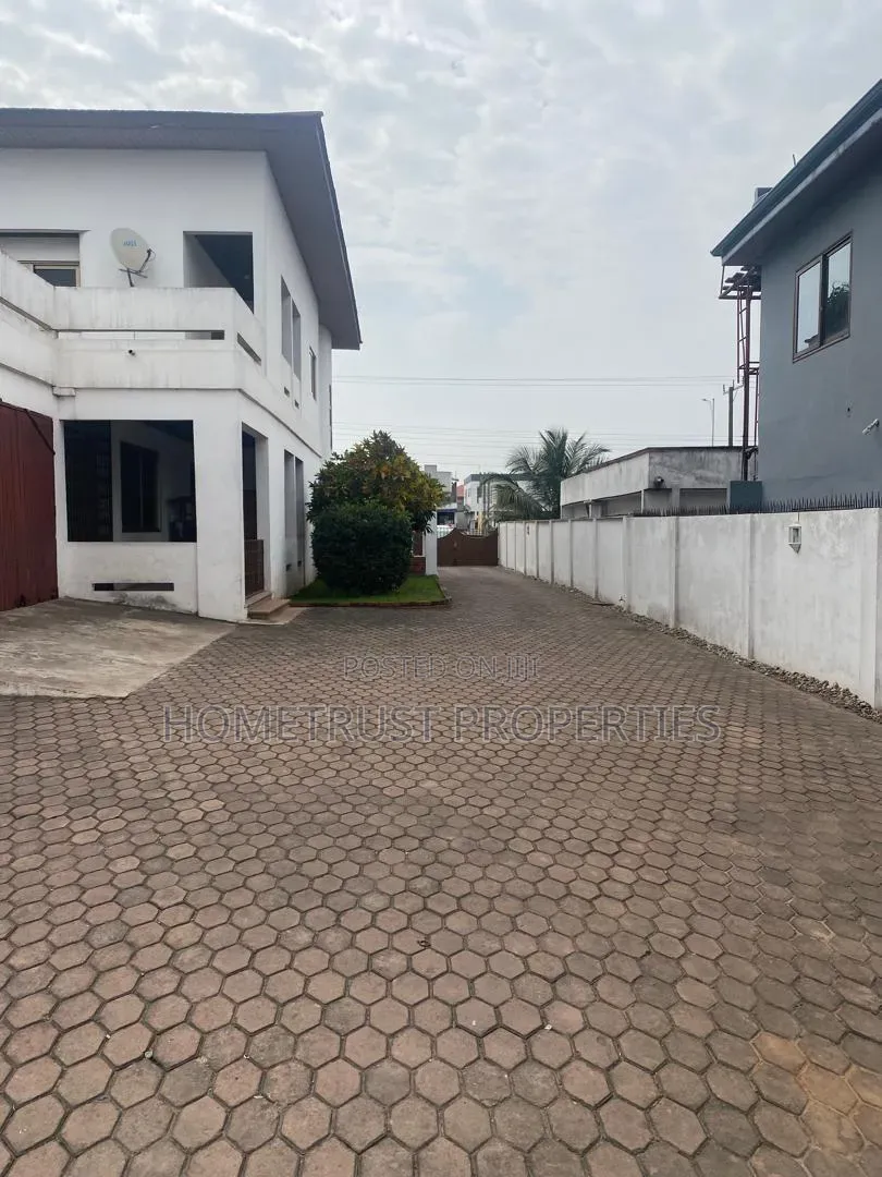 5bdrm House in Achimota Cfc for sale