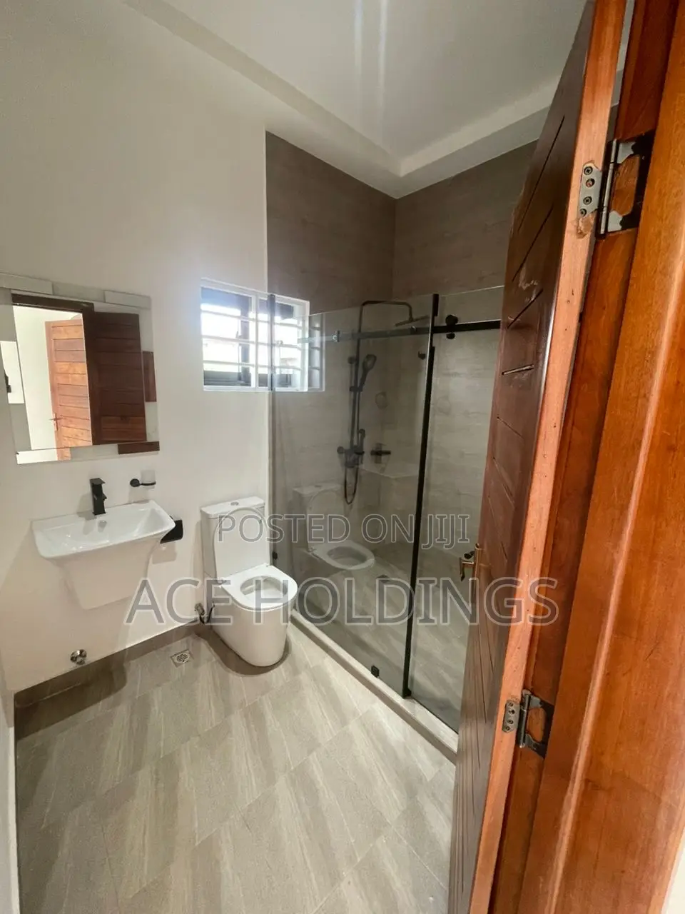 4bdrm Mansion in Ayi Mensah, Oyarifa for sale
