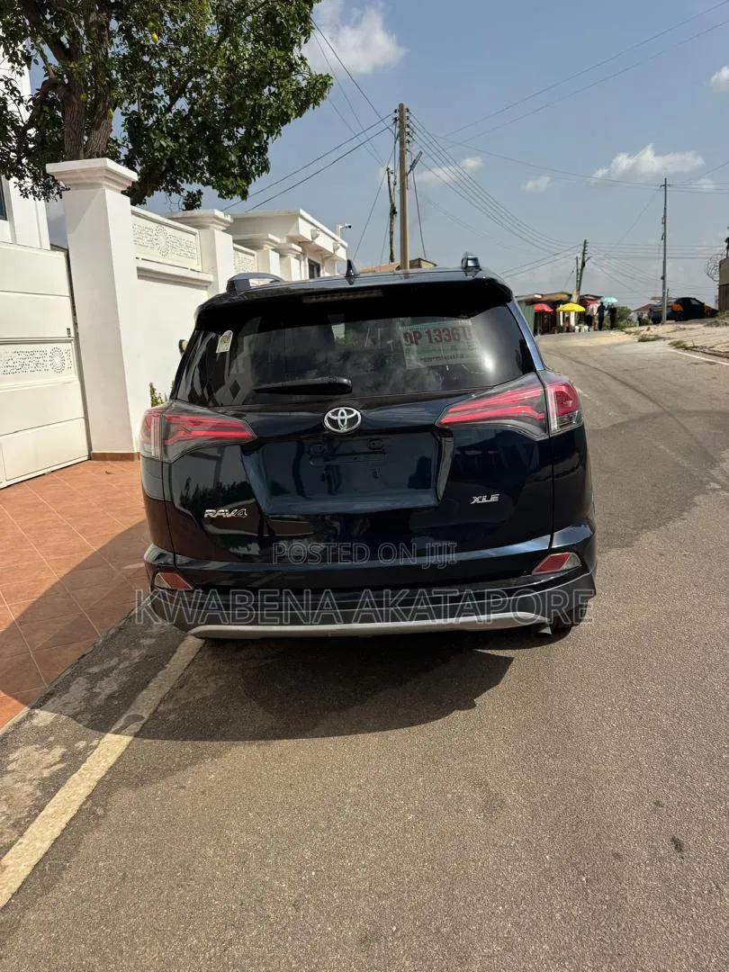 Toyota RAV4 XLE 4dr SUV (2.5L 4cyl 6A) 2018 Blue