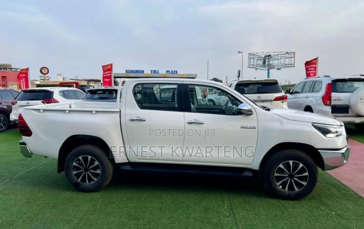 Toyota Hilux 2025 White