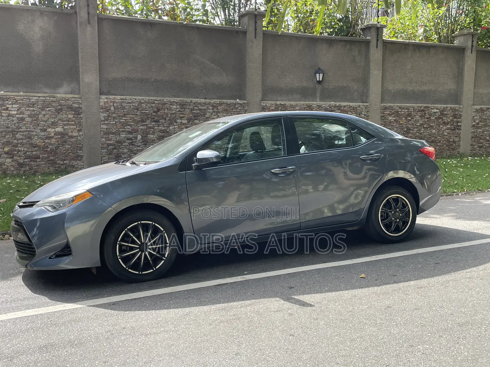Toyota Corolla LE 4dr Sedan (1.8L 4cyl CVT) 2017 Gray