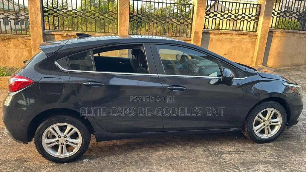 Chevrolet Cruze LT Auto Hatchback 2017 Black