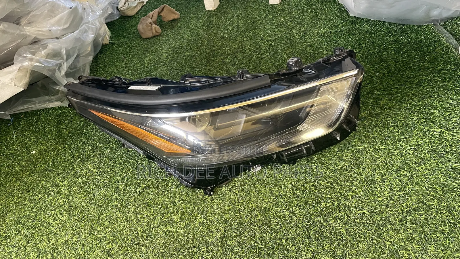 Toyota Highlander 2019, 2020, 2021, 2022, 2023 Headlight Available
