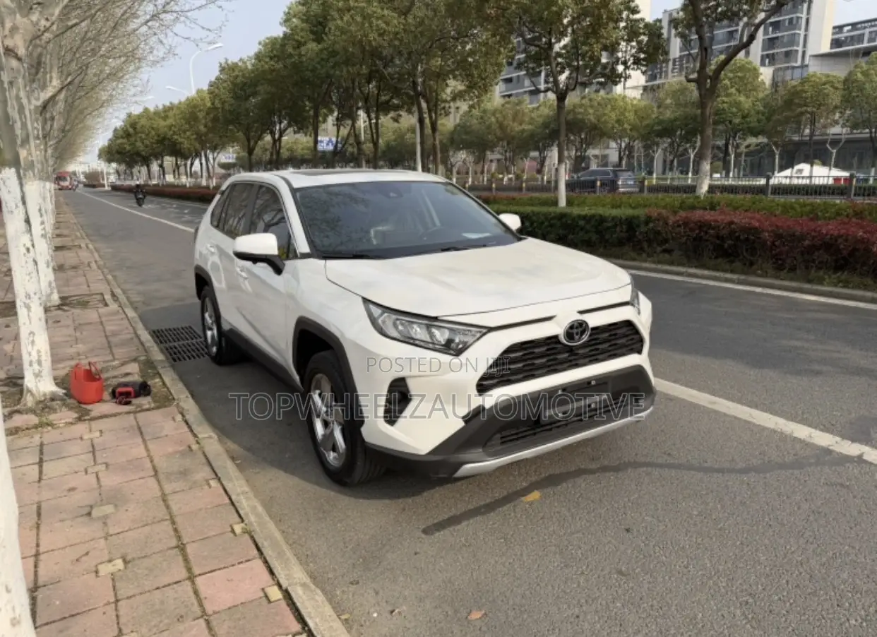 Toyota RAV4 2021 White