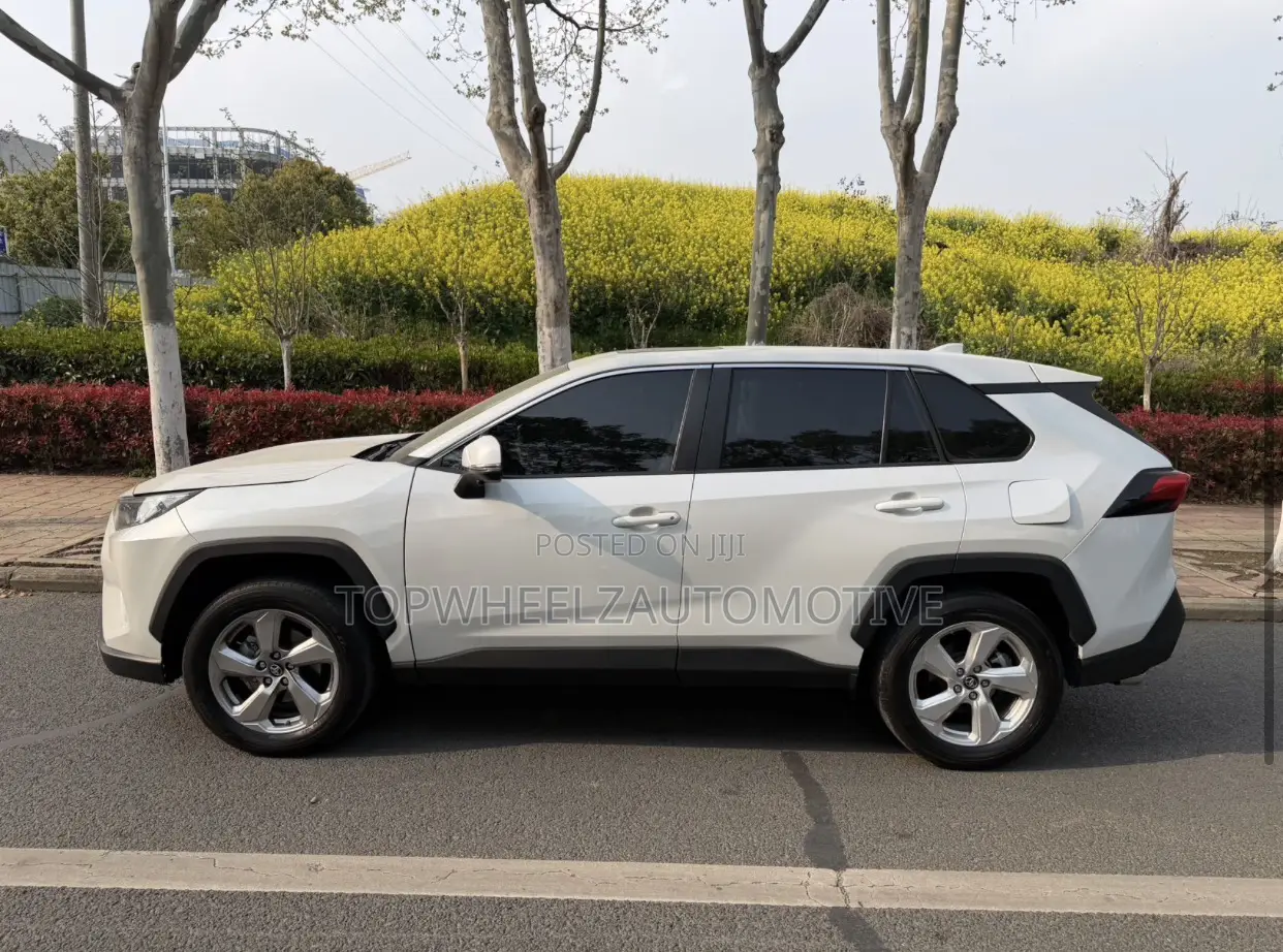 Toyota RAV4 2021 White