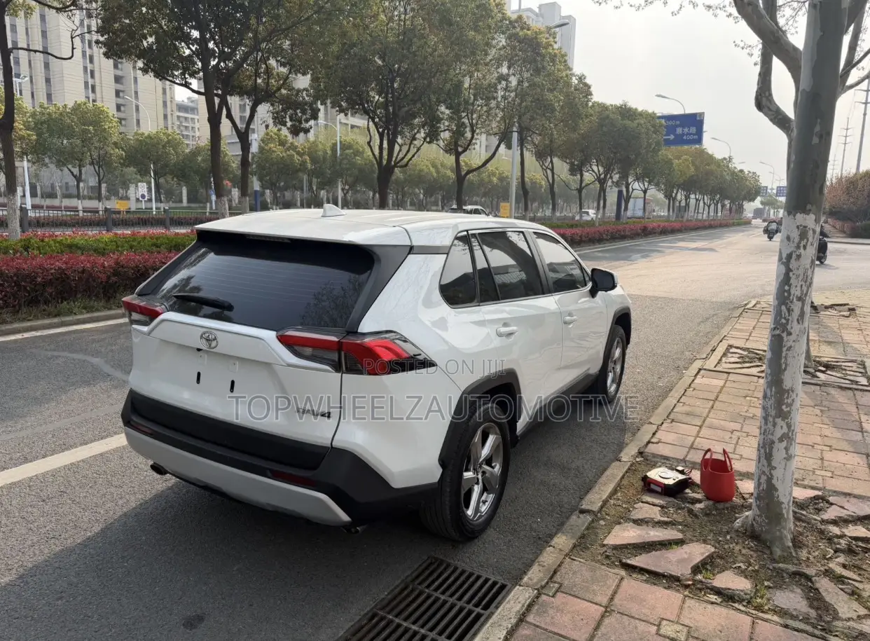 Toyota RAV4 2021 White