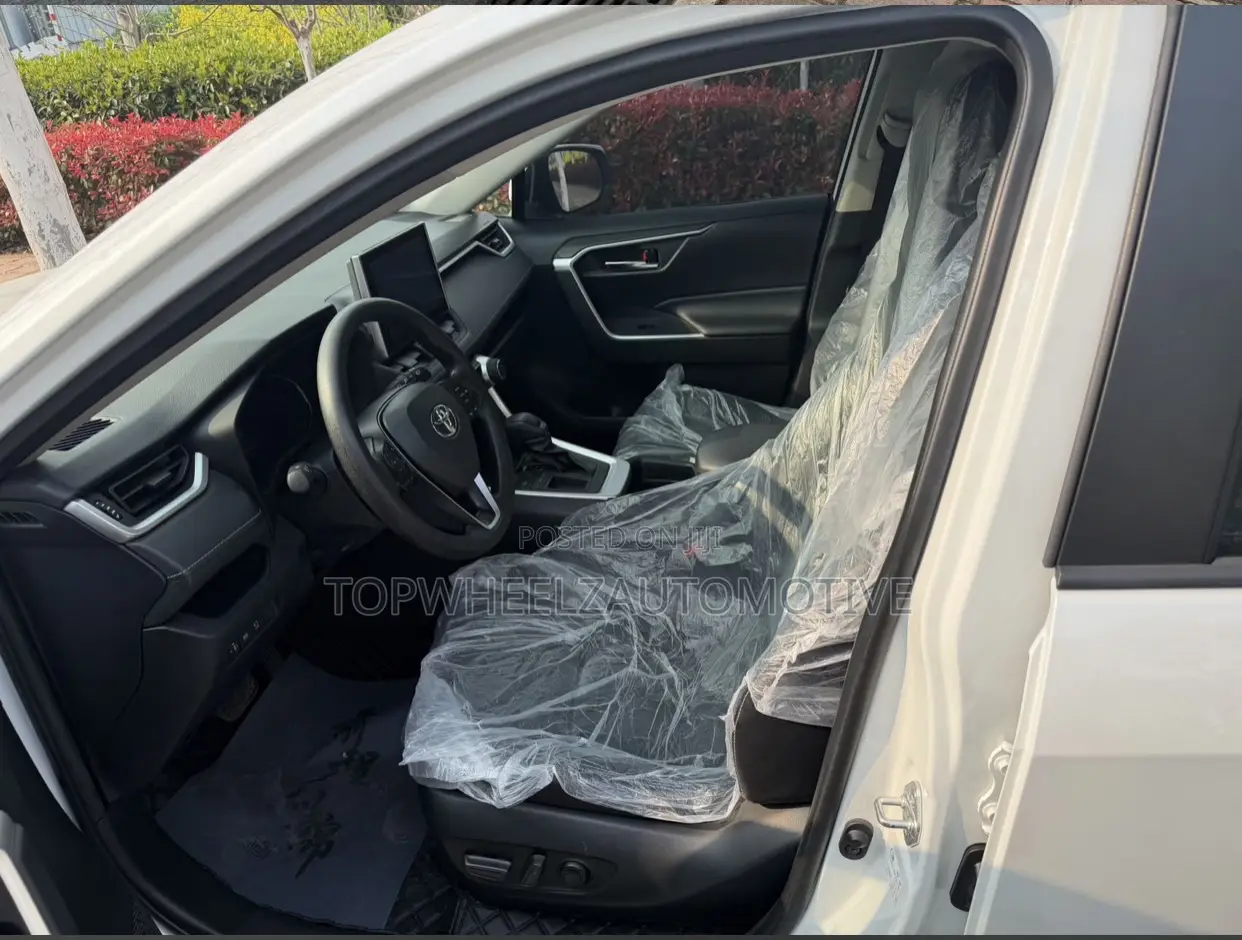 Toyota RAV4 2021 White