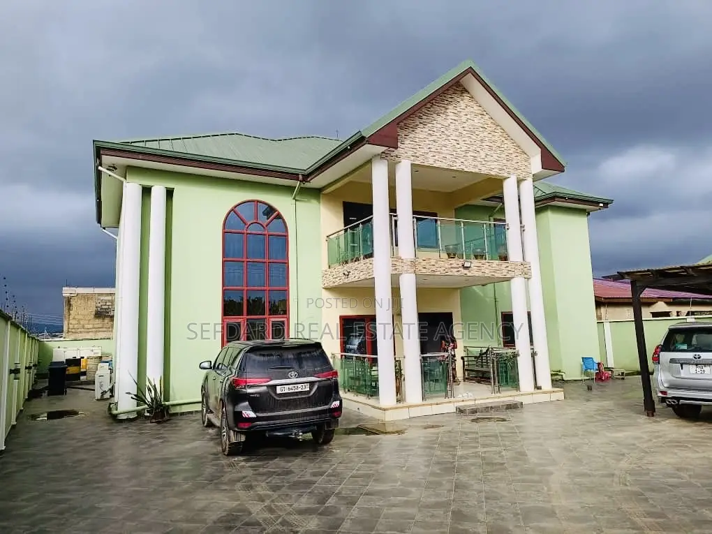 5bdrm House in Sefdard Properties, Amasaman for sale
