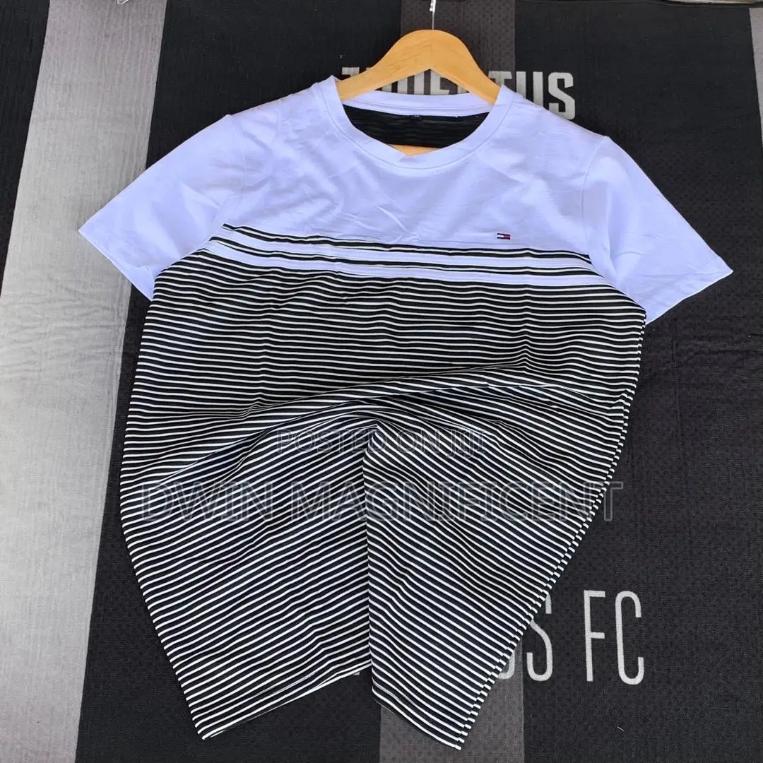 Tommy Hilfiger Short-Sleeve T-Shirt With a Horizontal Striped Design