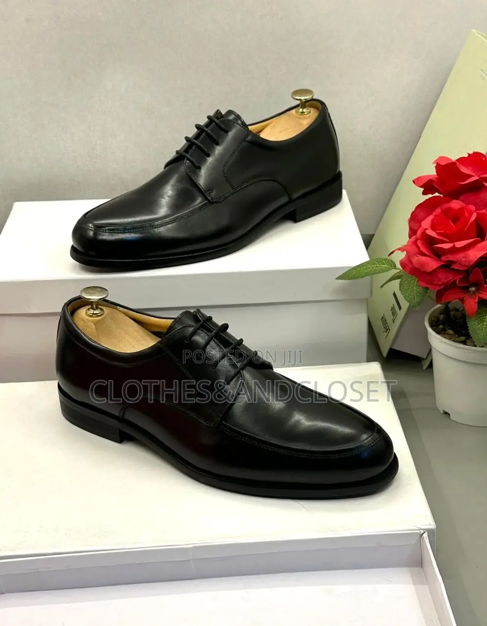 Black Leather Split-Toe Lace-Up Oxford Shoes.