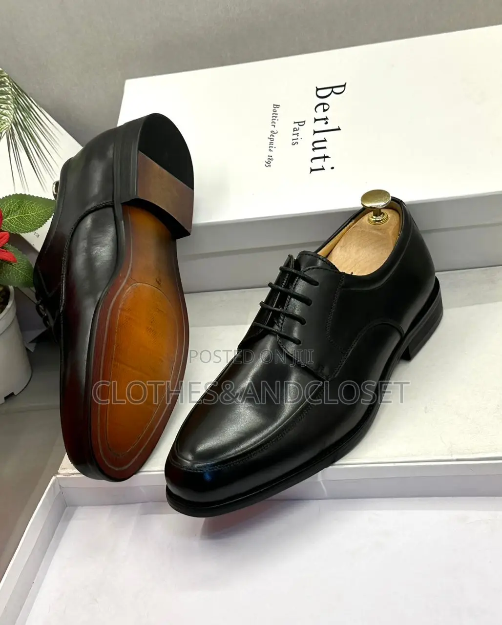 Black Leather Split-Toe Lace-Up Oxford Shoes.