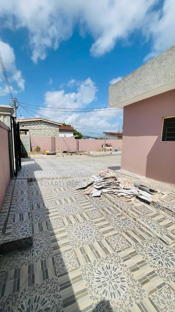 11bdrm Apartment in Sefdard Properties, Kasoa for sale