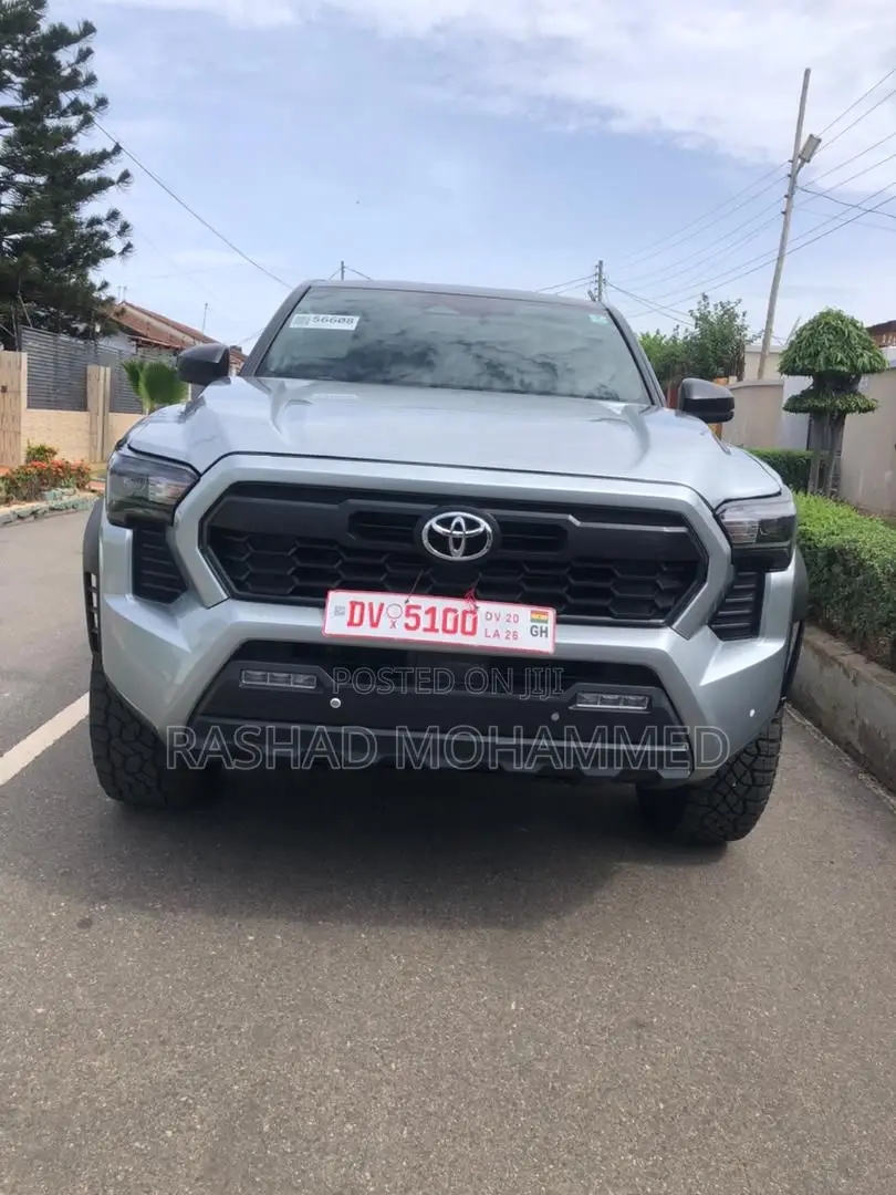 Toyota Tacoma 2024 Silver