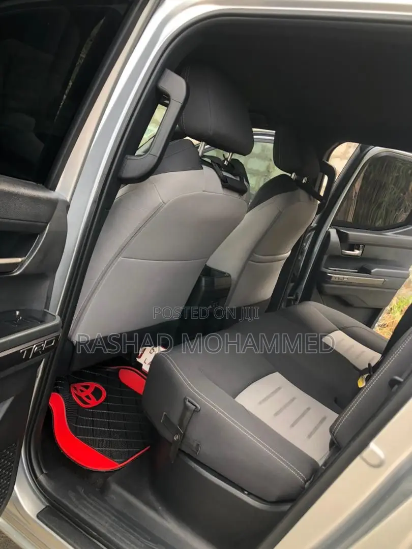 Toyota Tacoma 2024 Silver