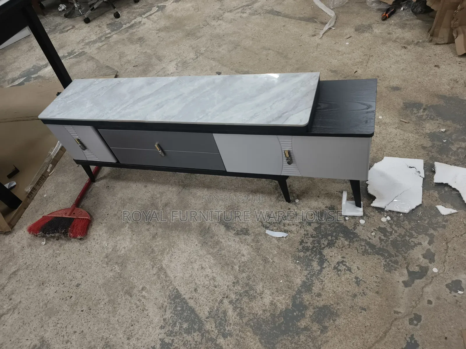 Contemporary- Extendable Style Tv Stand