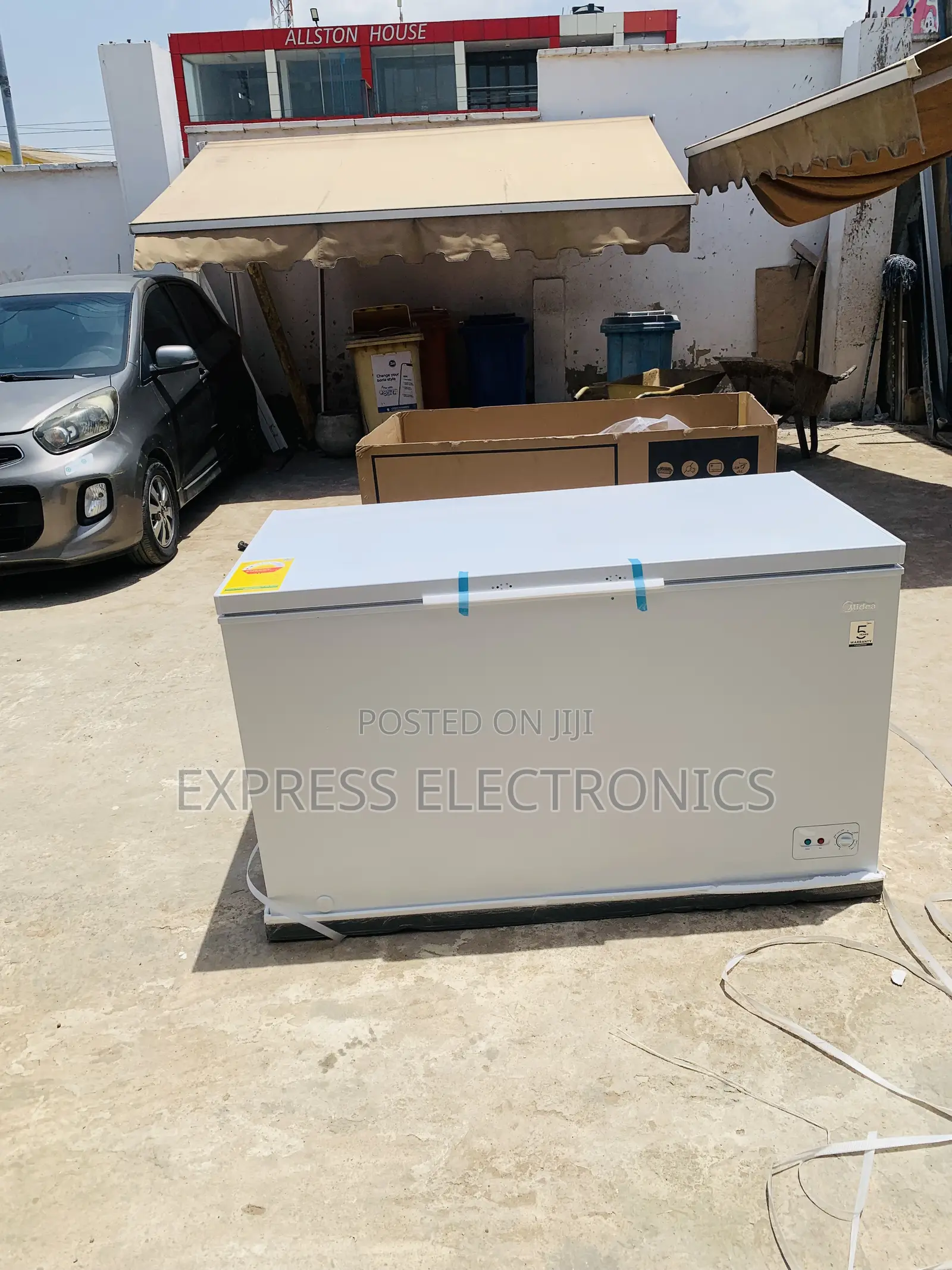 Quality Sleek White Chest Freezer Single Door Midea 418l