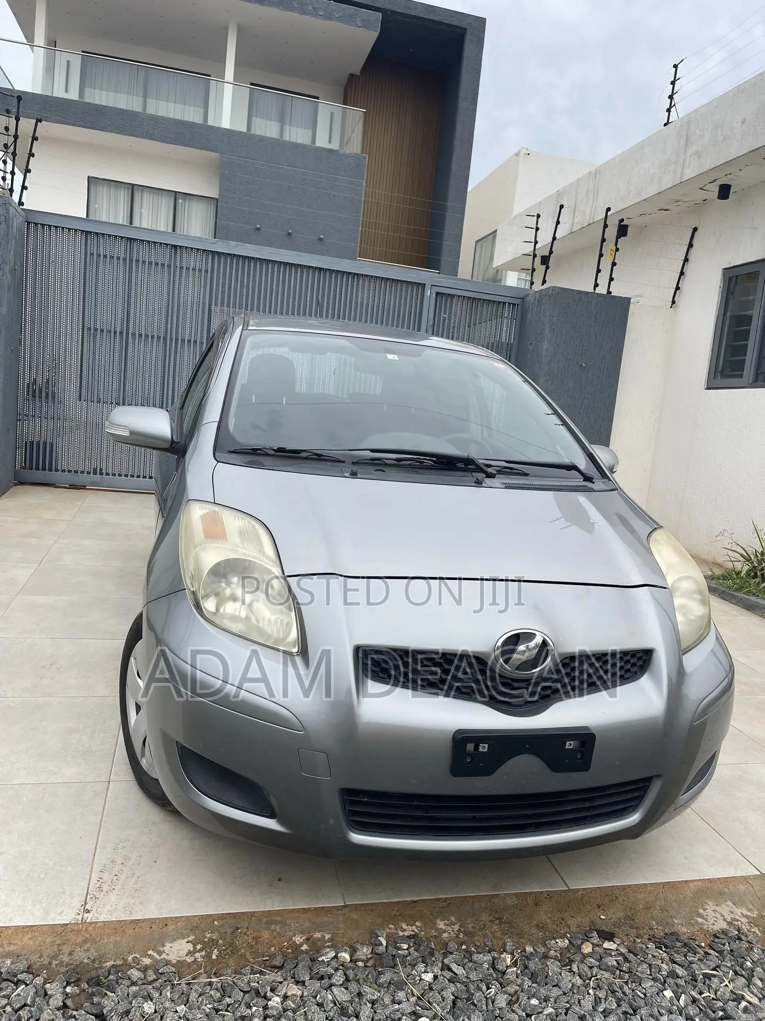 Toyota Vitz 2010 Silver