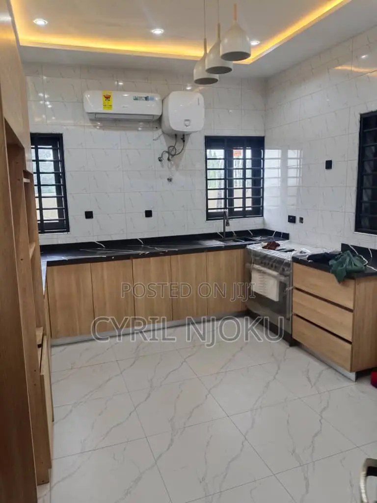 4bdrm Duplex in Housing Down for sale