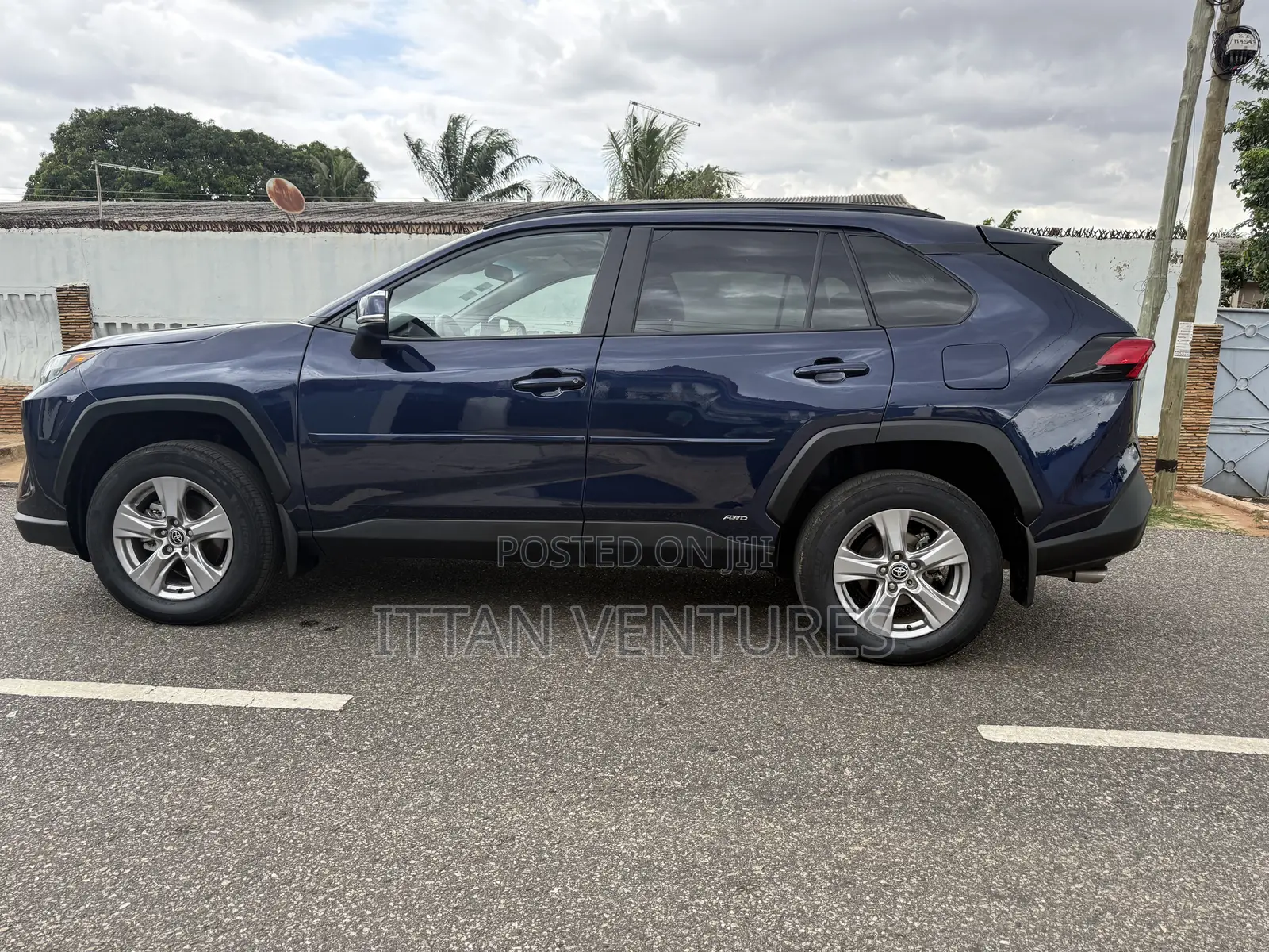 Toyota RAV4 XLE 2025 Blue