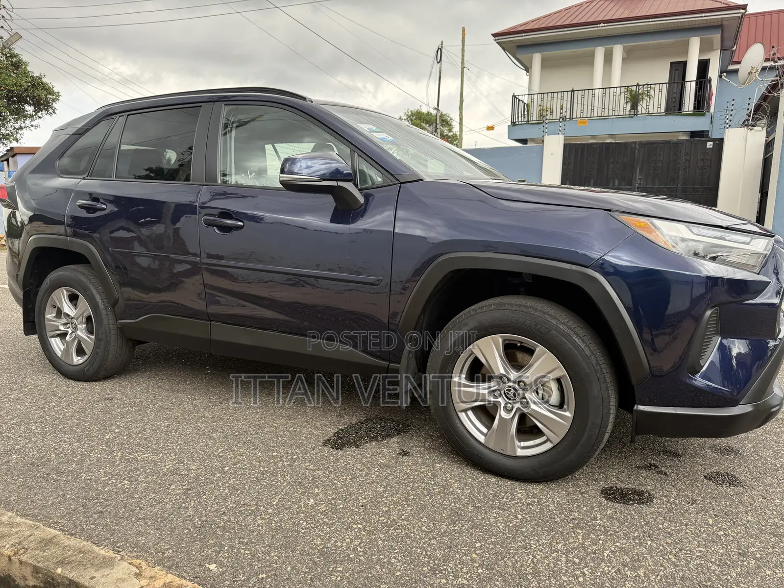 Toyota RAV4 XLE 2025 Blue