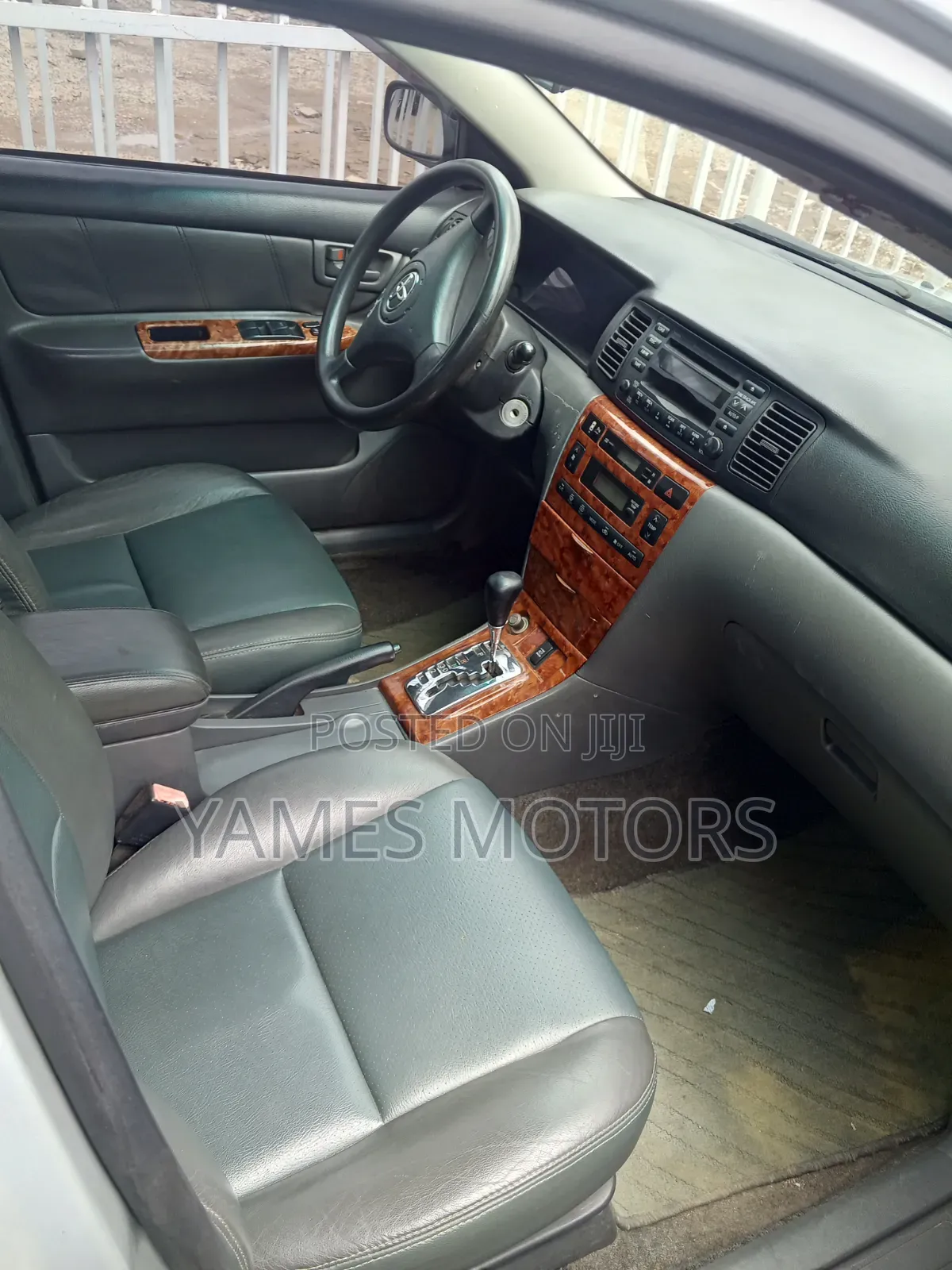 Toyota Corolla Base 4dr Sedan (1.8L 4cyl 5M) 2010 Silver