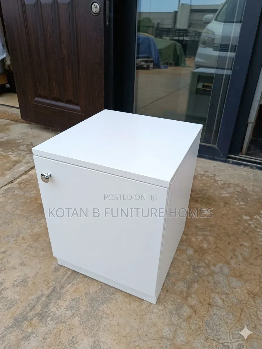 A Simple Drawer or Bed Side Post