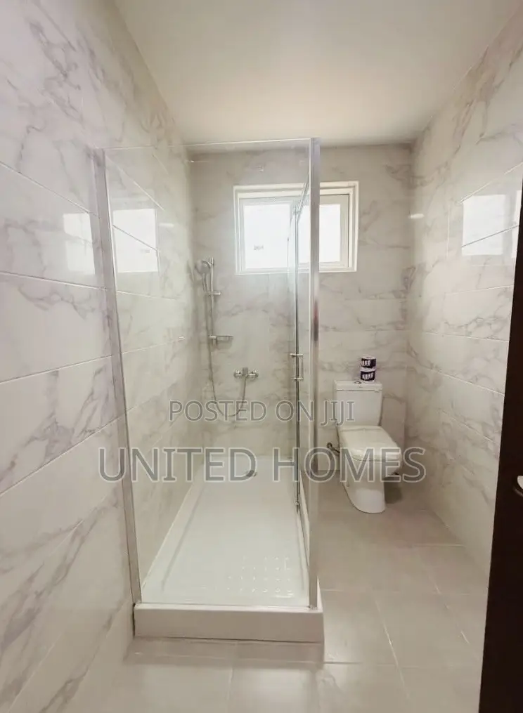 5bdrm House in West Hills Mall Area for sale