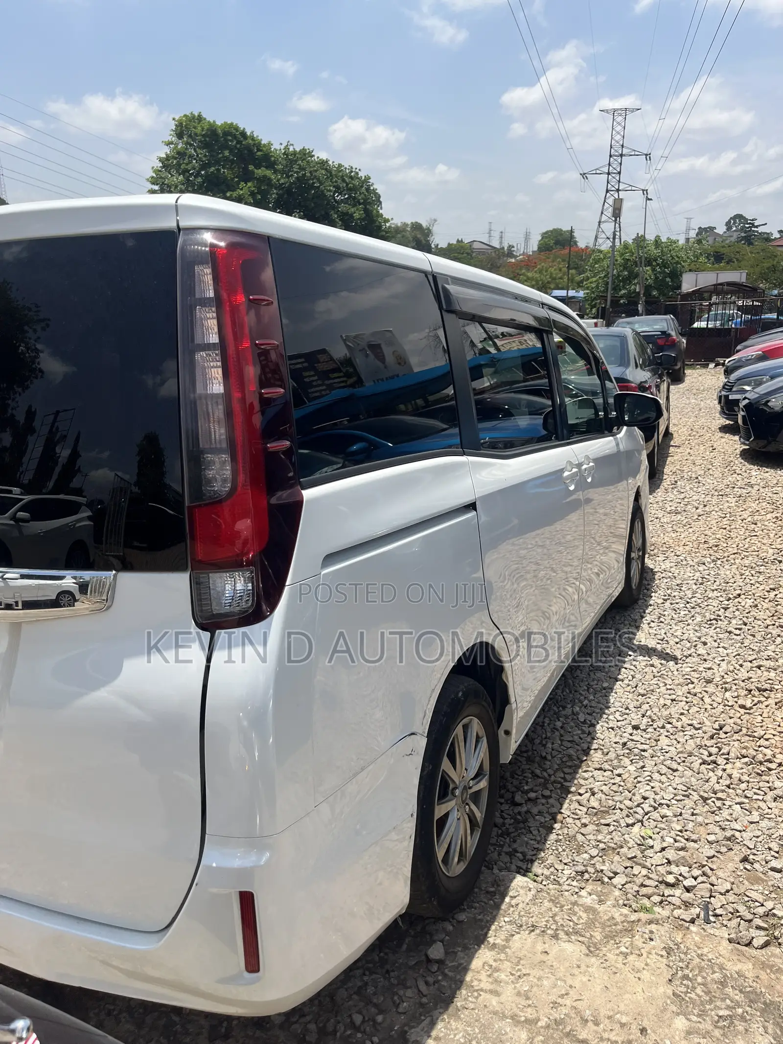 Toyota Noah 2.0 FWD (6 Seater) 2015 White