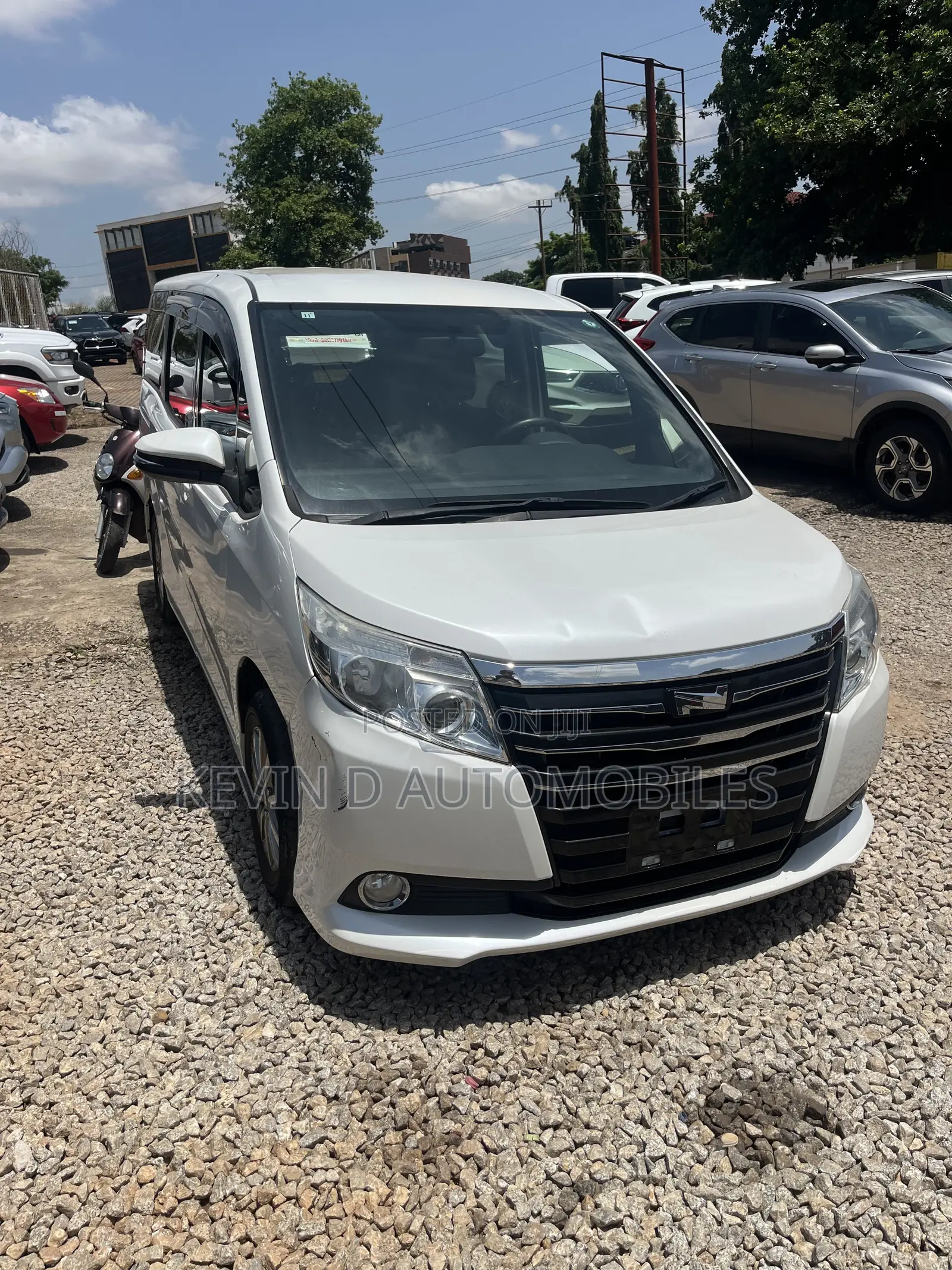 Toyota Noah 2.0 FWD (6 Seater) 2015 White