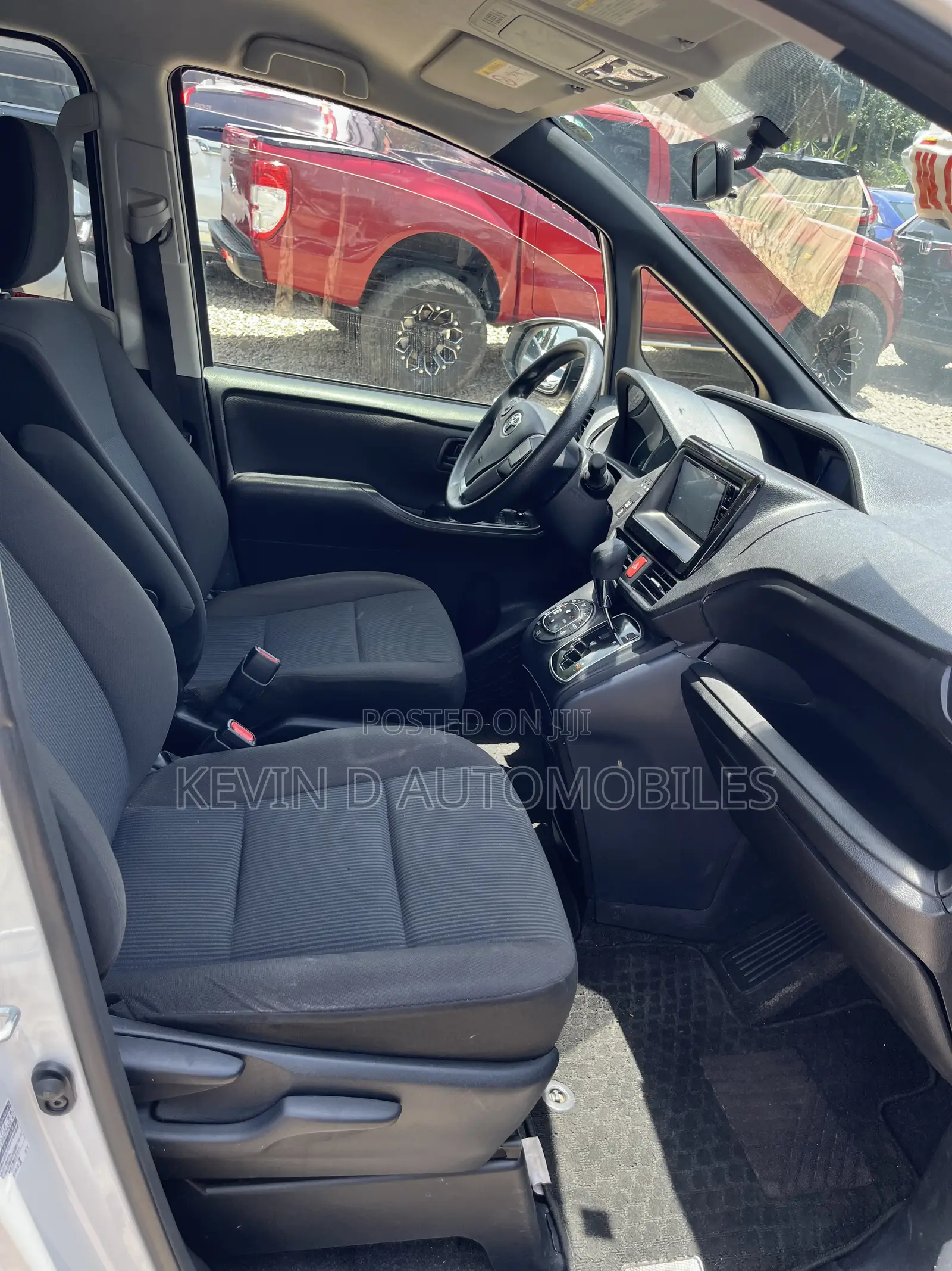 Toyota Noah 2.0 FWD (6 Seater) 2015 White