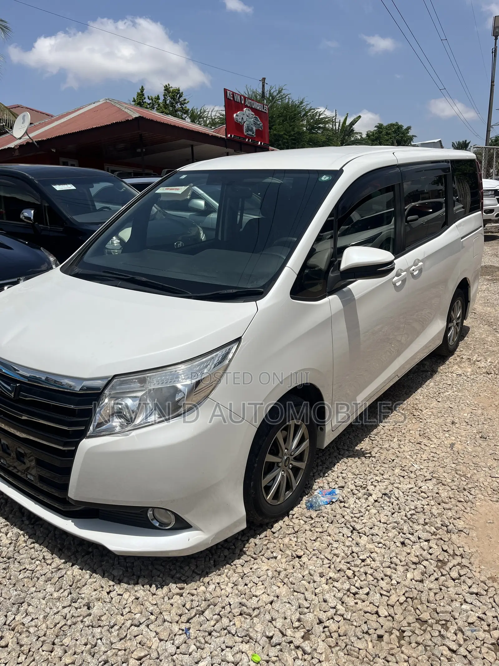 Toyota Noah 2.0 FWD (6 Seater) 2015 White