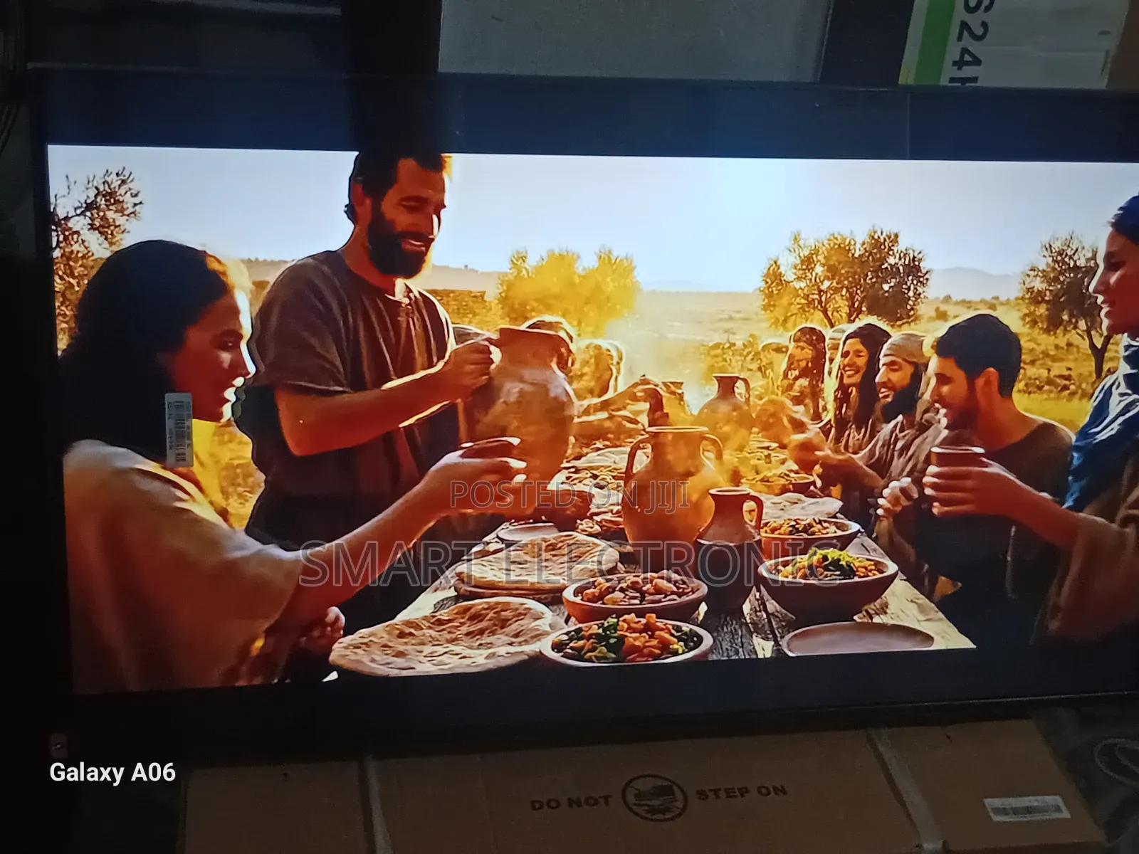 Samsung 43-Inch Uhd Led Smart Tv With Slim Bezel Design