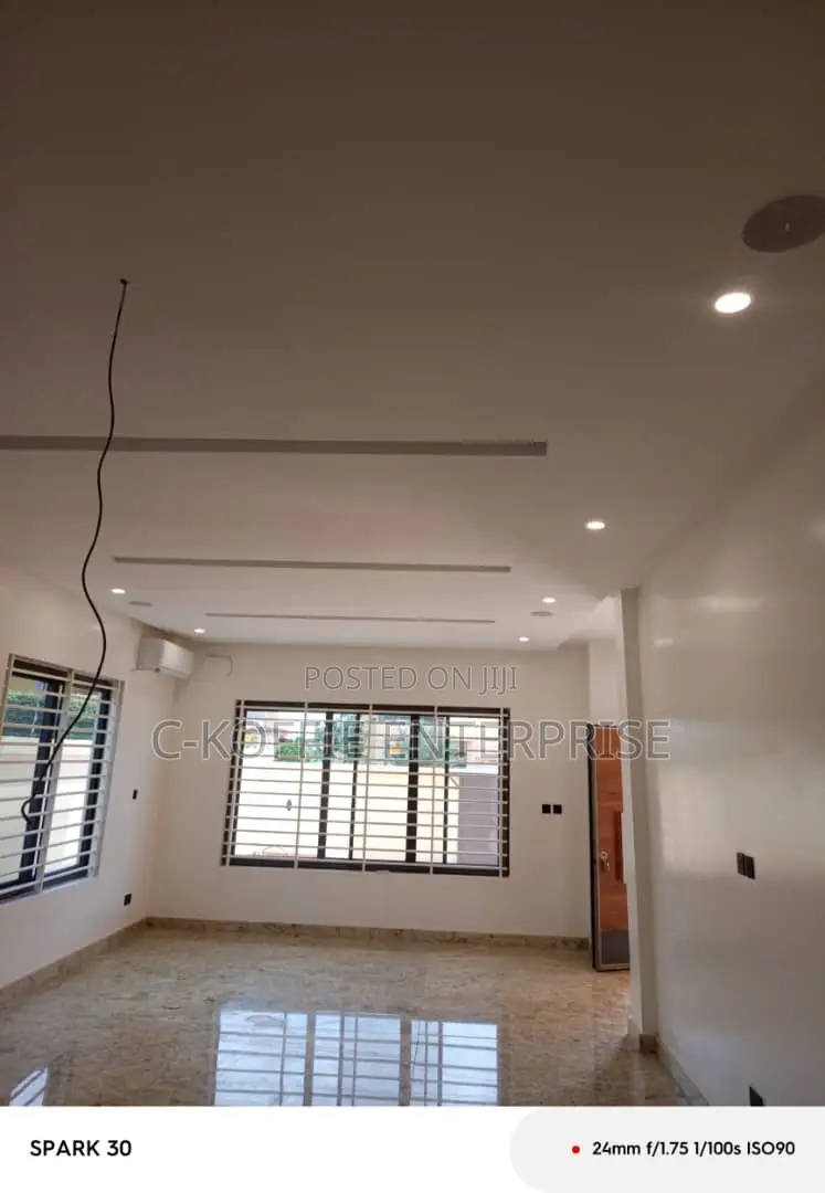 5bdrm Mansion in Dzorwulu for rent