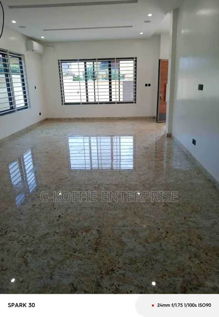 5bdrm Mansion in Dzorwulu for rent