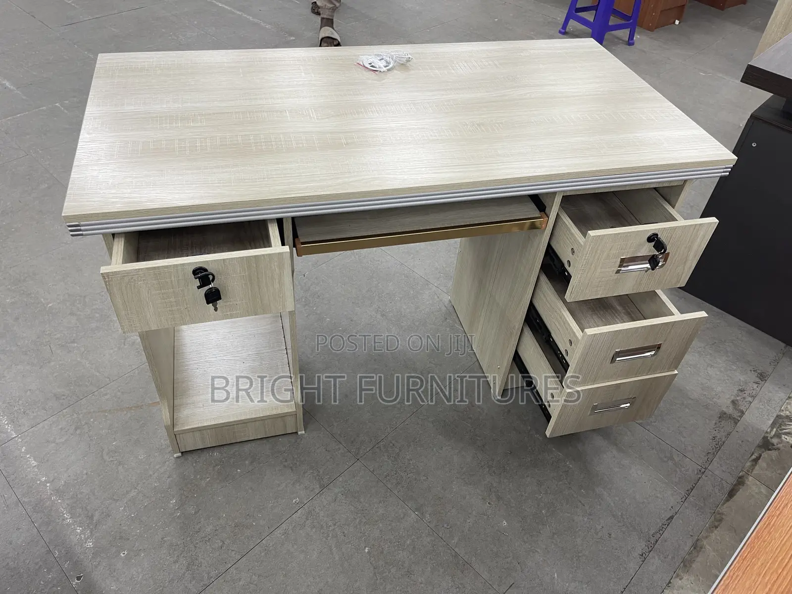 Wooden Office Desk/Office Table