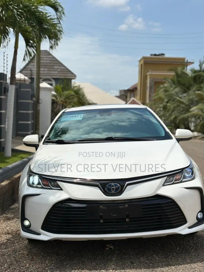 Toyota Corolla XLE 2021 White