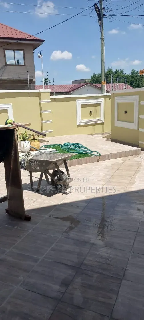 3bdrm House in 3 Junction, Amasaman for sale