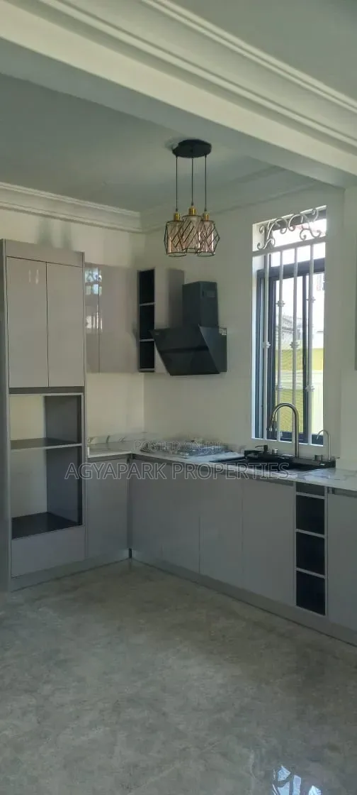 3bdrm House in 3 Junction, Amasaman for sale