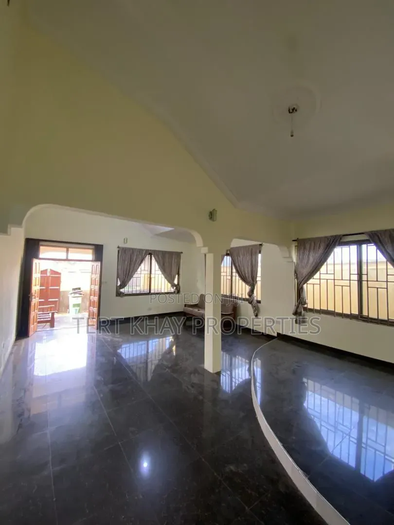5bdrm House in Shallom Motors, Lashibi for sale